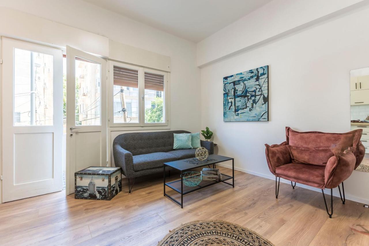 1b Patio House Premium Location W/2 Balcony Apartment Tel Aviv