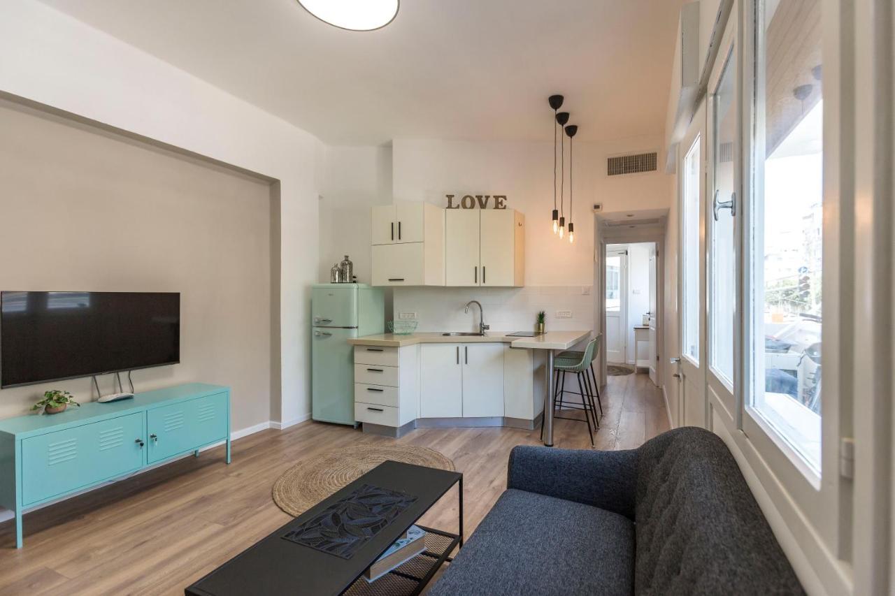 1b Patio House Premium Location W/2 Balcony