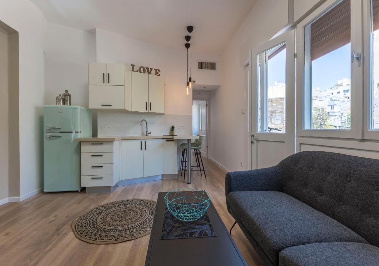 Apartment 1b Patio House Premium Location W/2 Balcony *