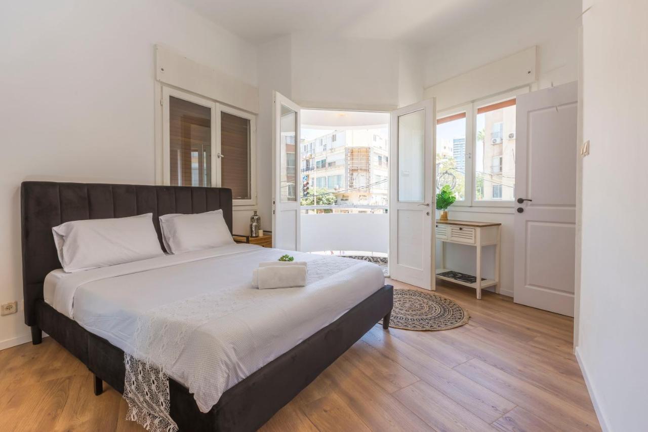 1b Patio House Premium Location W/2 Balcony Apartment *