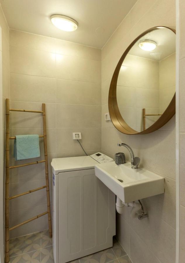 Apartment 1b Patio House Premium Location W/2 Balcony Tel Aviv