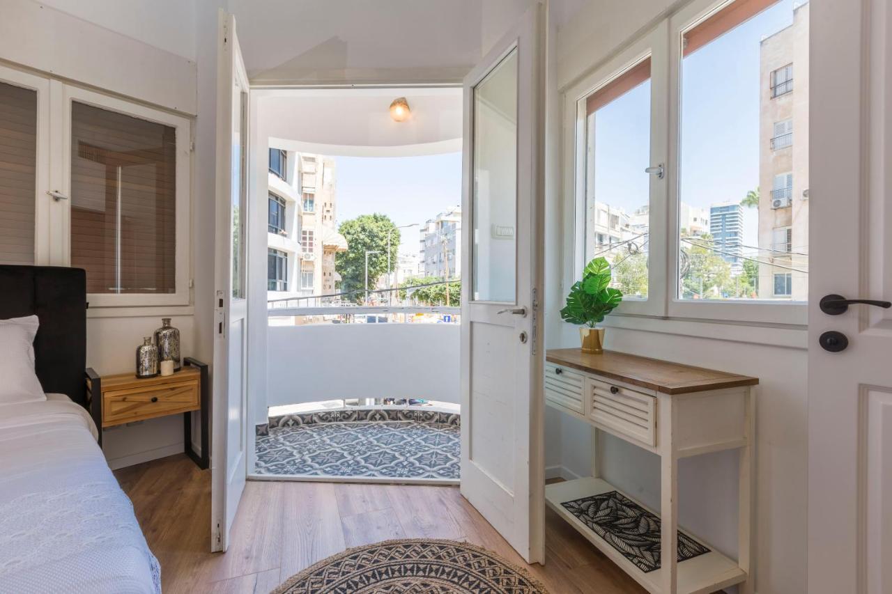 1b Patio House Premium Location W/2 Balcony Apartment *