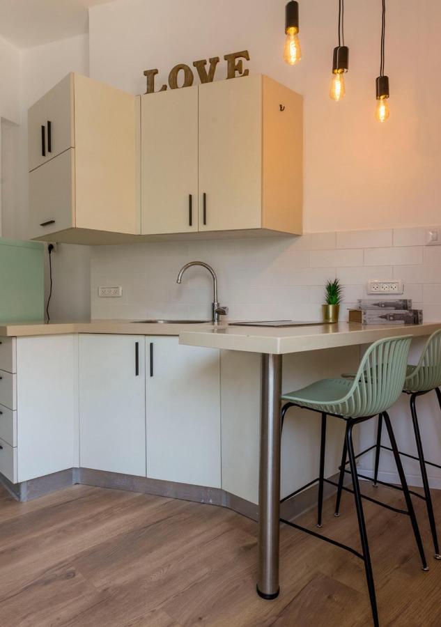 1b Patio House Premium Location W/2 Balcony Tel Aviv