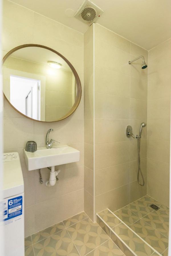 Apartment 1b Patio House Premium Location W/2 Balcony