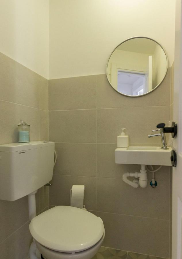 Apartment 1b Patio House Premium Location W/2 Balcony Tel Aviv