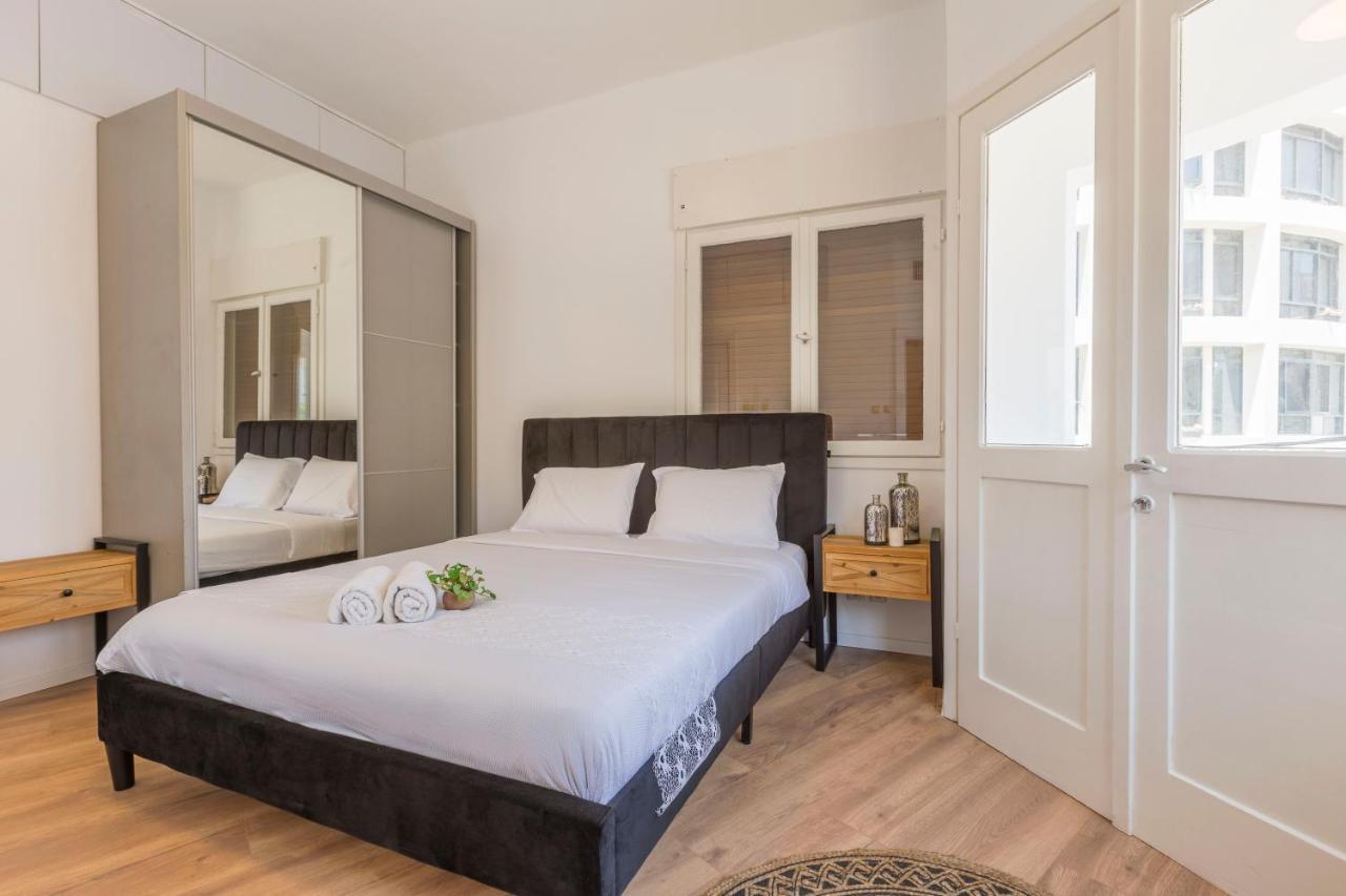 1b Patio House Premium Location W/2 Balcony * Tel Aviv